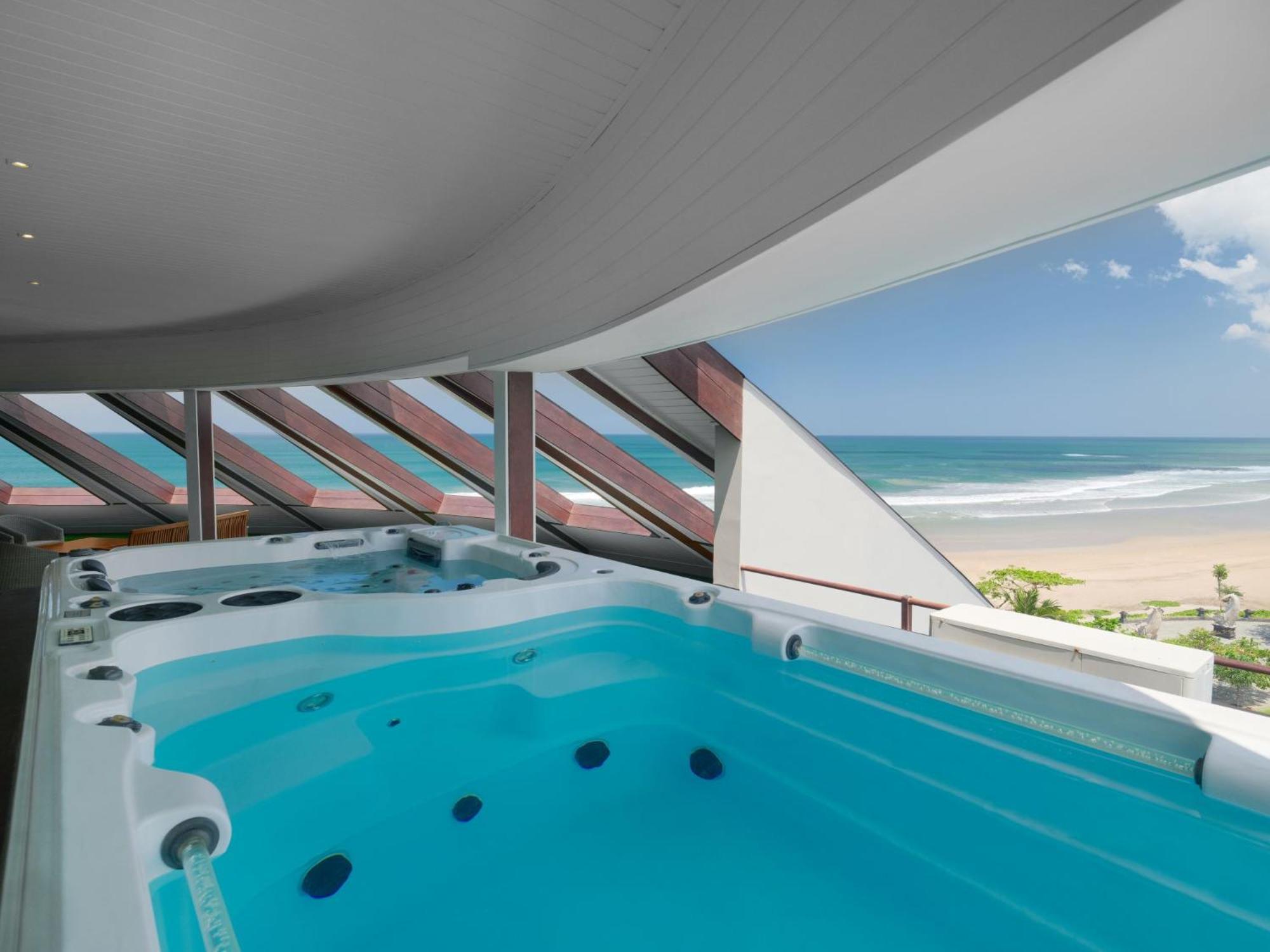 Double - Six, Luxury Hotel - Seminyak Exterior foto A hot tub with a view of the beach